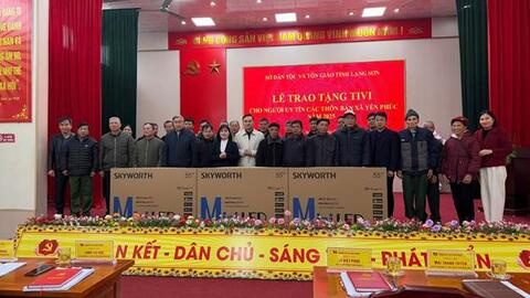Sở Dân tộc và Tôn giáo tỉnh Lạng Sơn bàn giao thiết bị nghe nhìn cho người có uy tín trong đồng bào dân tộc thiểu số