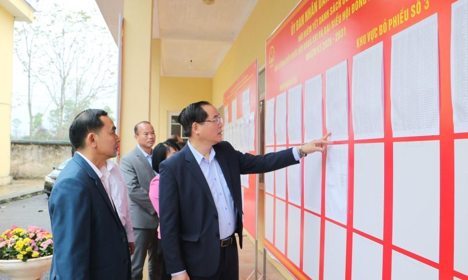 Ông Dương Xuân Huyên, Phó Chủ tịch Thường trực HĐND tỉnh kiểm tra công tác chuẩn bị bầu cử tại cơ sở. Ảnh Thanh Mai