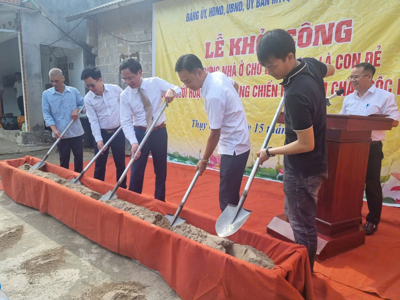 Hình ảnh Lễ khởi công tại nhà bà Ma Thị Lựu, thôn Cúc Lùng, xã Thuỵ Hùng, tỉnh Lạng Sơn