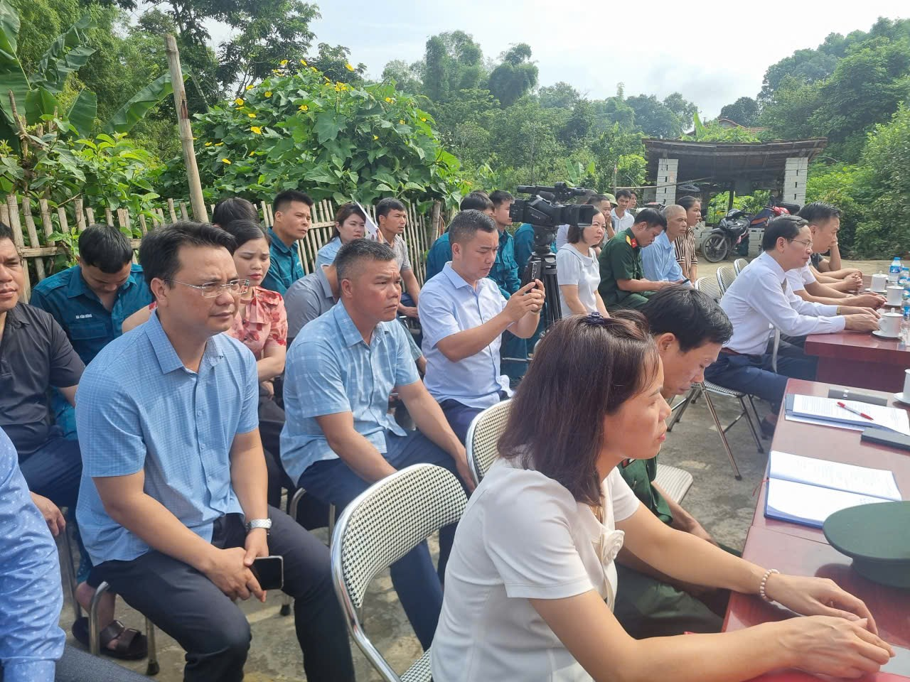 Hình ảnh đại biểu các phòng, ban, ngành, đoàn thể của xã Thụy Hùng dự tại buổi lễ