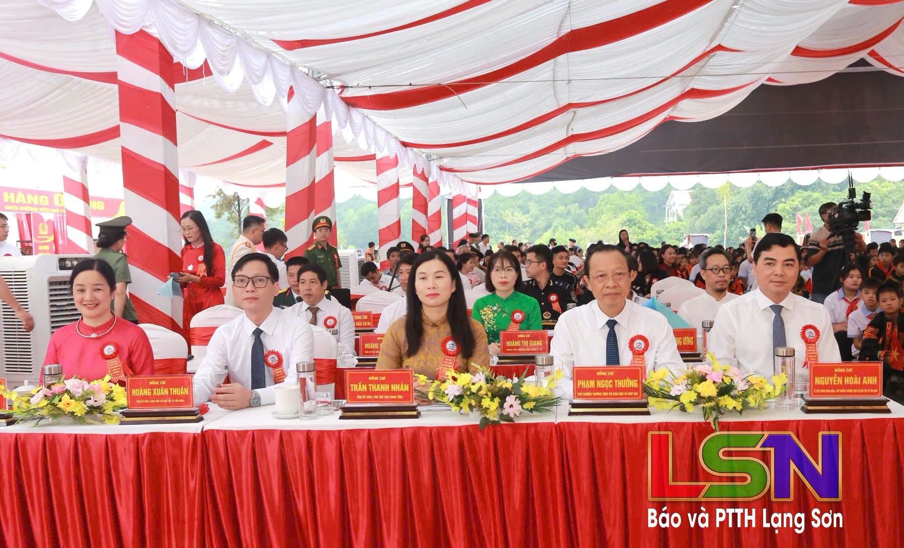 Các đại biểu tham dự buổi lễ. Nguồn: Báo và Phát thanh, Truyền hình Lạng Sơn.