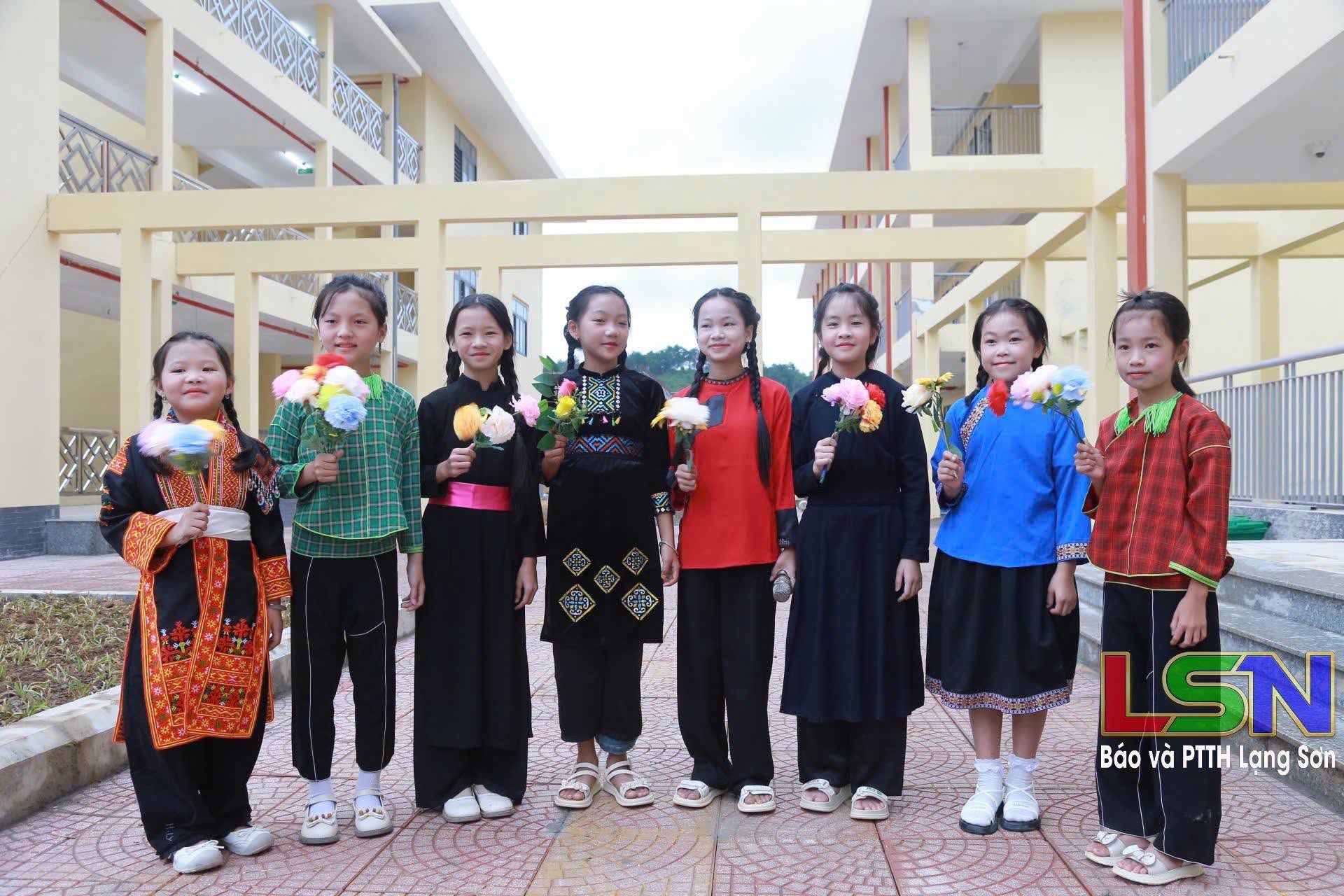 Các em học sinh tại điểm trường Phổ thông nội trú TH&THCS Mẫu Sơn hân hoan chuẩn bị bước vào năm học mới. Nguồn: Báo và Phát thanh, Truyền hình Lạng Sơn.