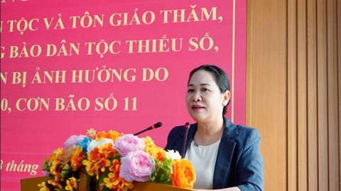THỨ TRƯỞNG BỘ DÂN TỘC VÀ TÔN GIÁO NÔNG THỊ HÀ THĂM, TẶNG QUÀ NGƯỜI CÓ UY TÍN VÀ ĐỒNG BÀO DÂN TỘC THIỂU SỐ TẠI LẠNG SƠN BỊ ẢNH HƯỞNG BỞI BÃO SỐ 10, 11.