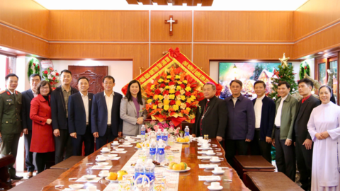 ĐOÀN CÔNG TÁC CỦA TỈNH LẠNG SƠN THĂM, CHÚC MỪNG TÒA GIÁM MỤC GIÁO PHẬN LẠNG SƠN – CAO BẰNG VÀ GIÁO XỨ CỬA NAM NHÂN DỊP LỄ GIÁNG SINH NĂM 2025