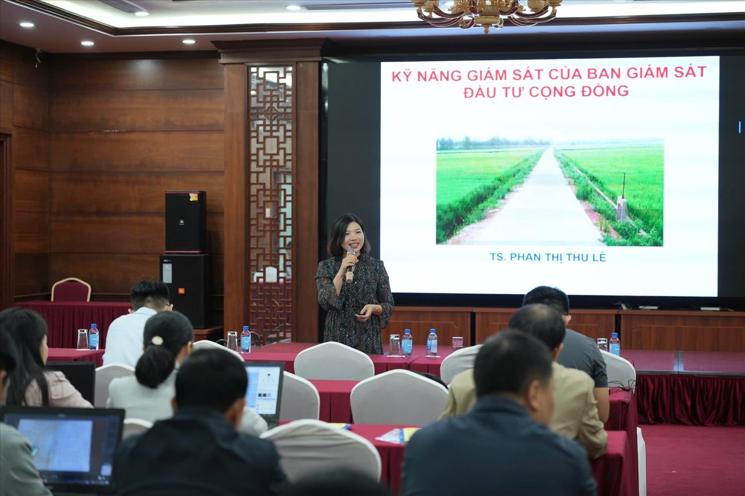 Tại lớp tập huấn các học viên được nghe các báo cáo viên giới thiệu, hướng dẫn về Nghiệp vụ giám sát đầu tư cộng đồng...