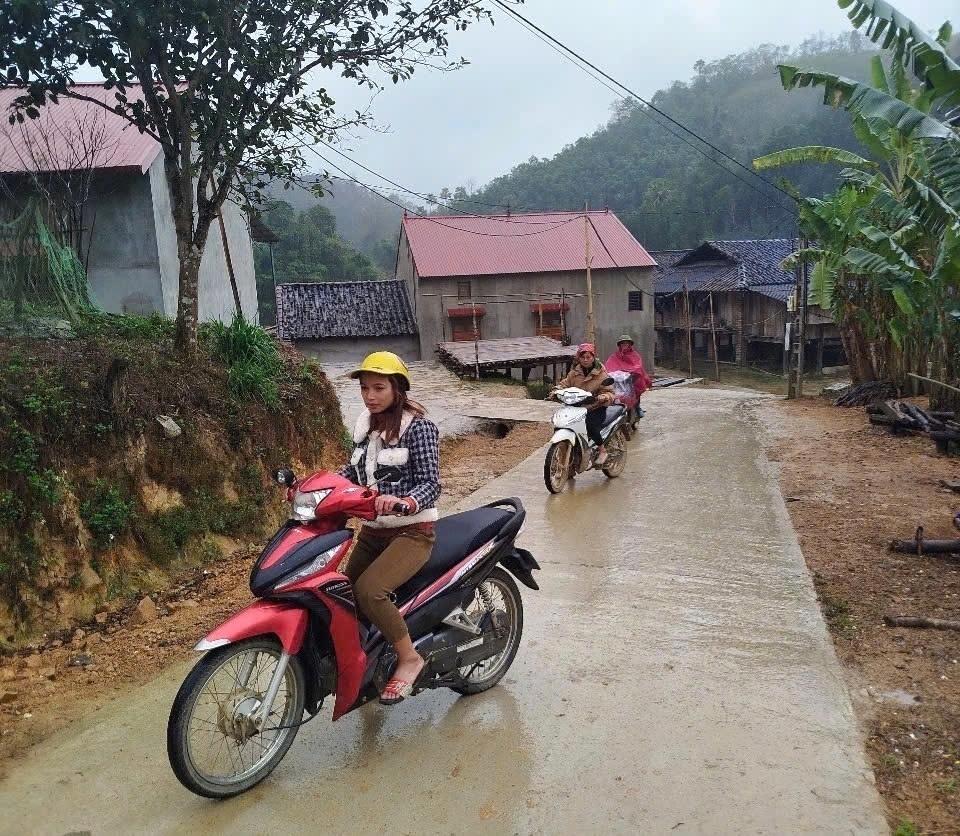 Nhờ có đường giao thông nông thôn, người dân xã Hoa Thám, huyện Bình Gia đi lại rất thuận tiện