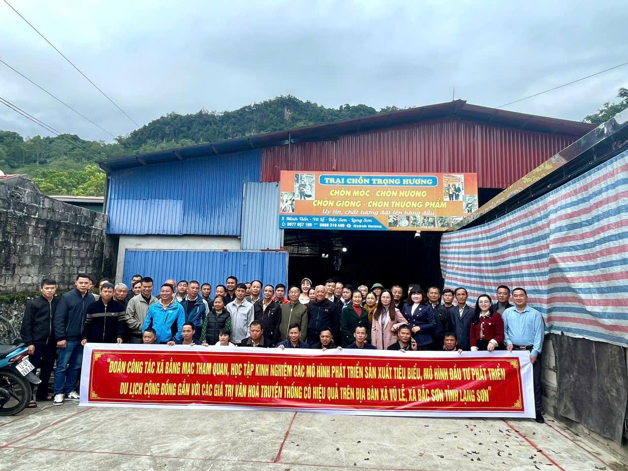 Các đại biểu tham quan mô hình nuôi chồn thương phẩm ở xã Vũ Lễ Các đại biểu tham quan mô hình nuôi chồn thương phẩm ở xã Vũ Lễ