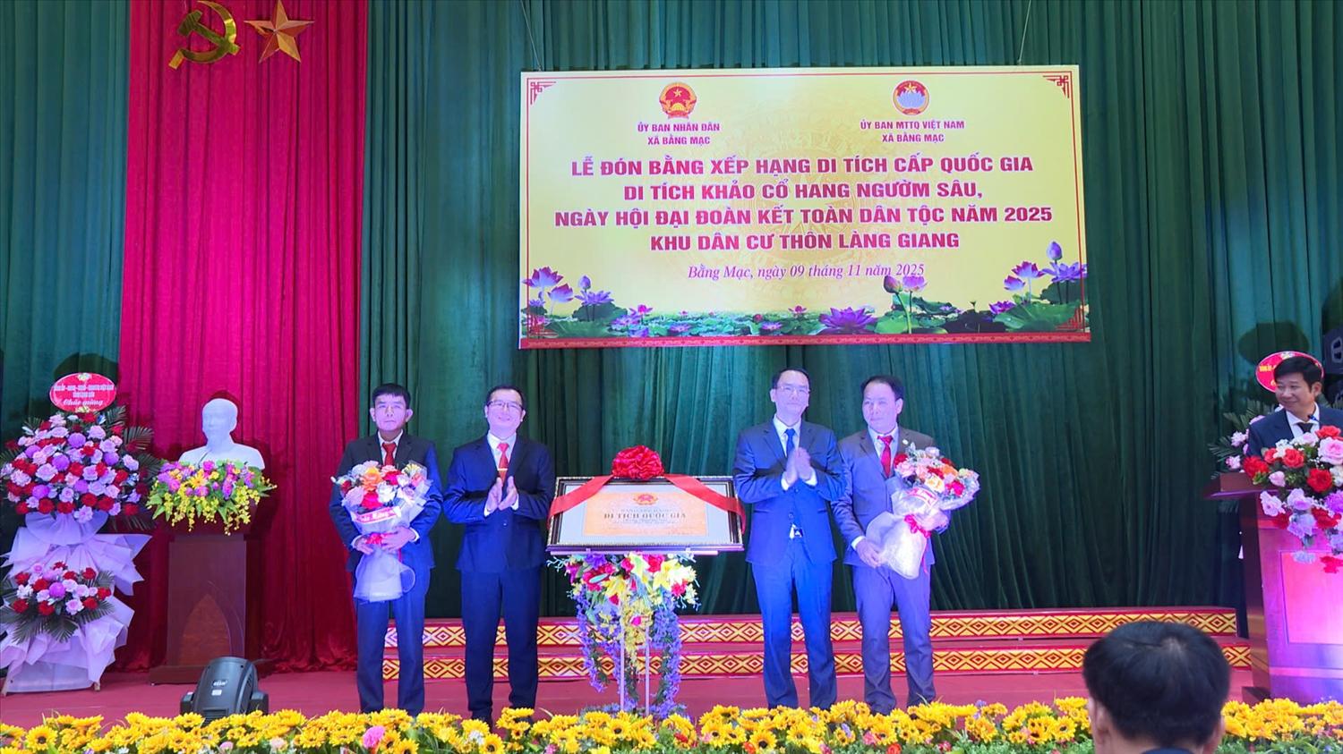 Lãnh đạo xã Bằng Mạc, tỉnh Lạng Sơn đón nhận Bằng xếp hạng Hang Ngườm Sâu là Di tích Quốc gia