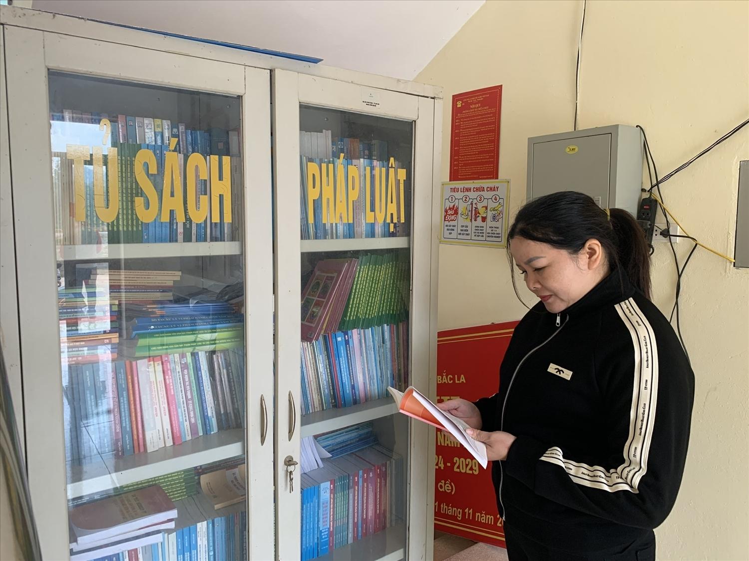 Người dân tìm hiểu kiến thức từ tủ sách pháp luật Người dân tìm hiểu kiến thức từ tủ sách pháp luật