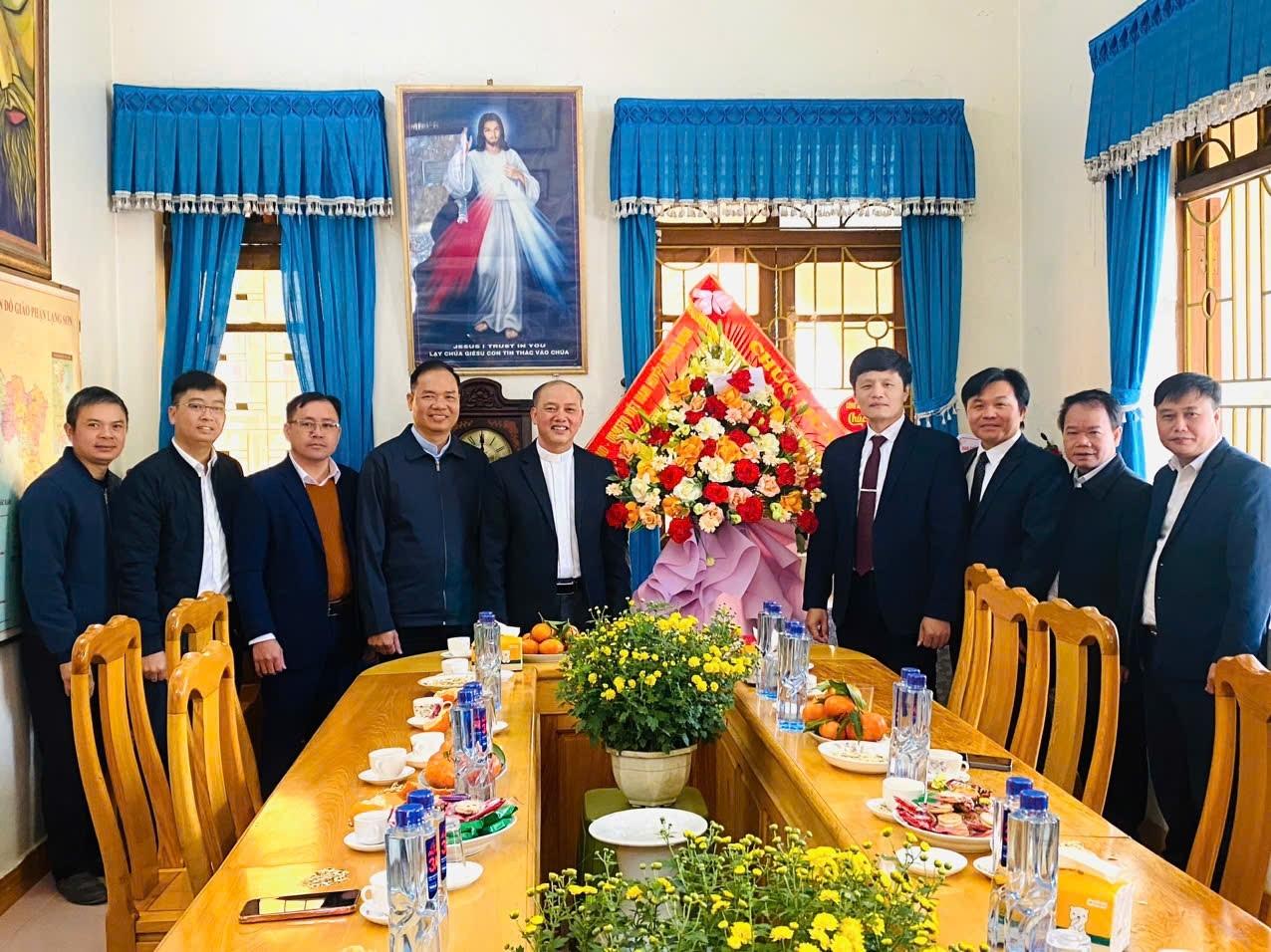 Lãnh đạo huyện Tràng Định thăm, tặng quà và chúc mừng Giáo xứ Thất Khê nhân dịp lễ giáng năm 2024 Lãnh đạo huyện Tràng Định thăm, tặng quà và chúc mừng Giáo xứ Thất Khê nhân dịp lễ giáng năm 2024