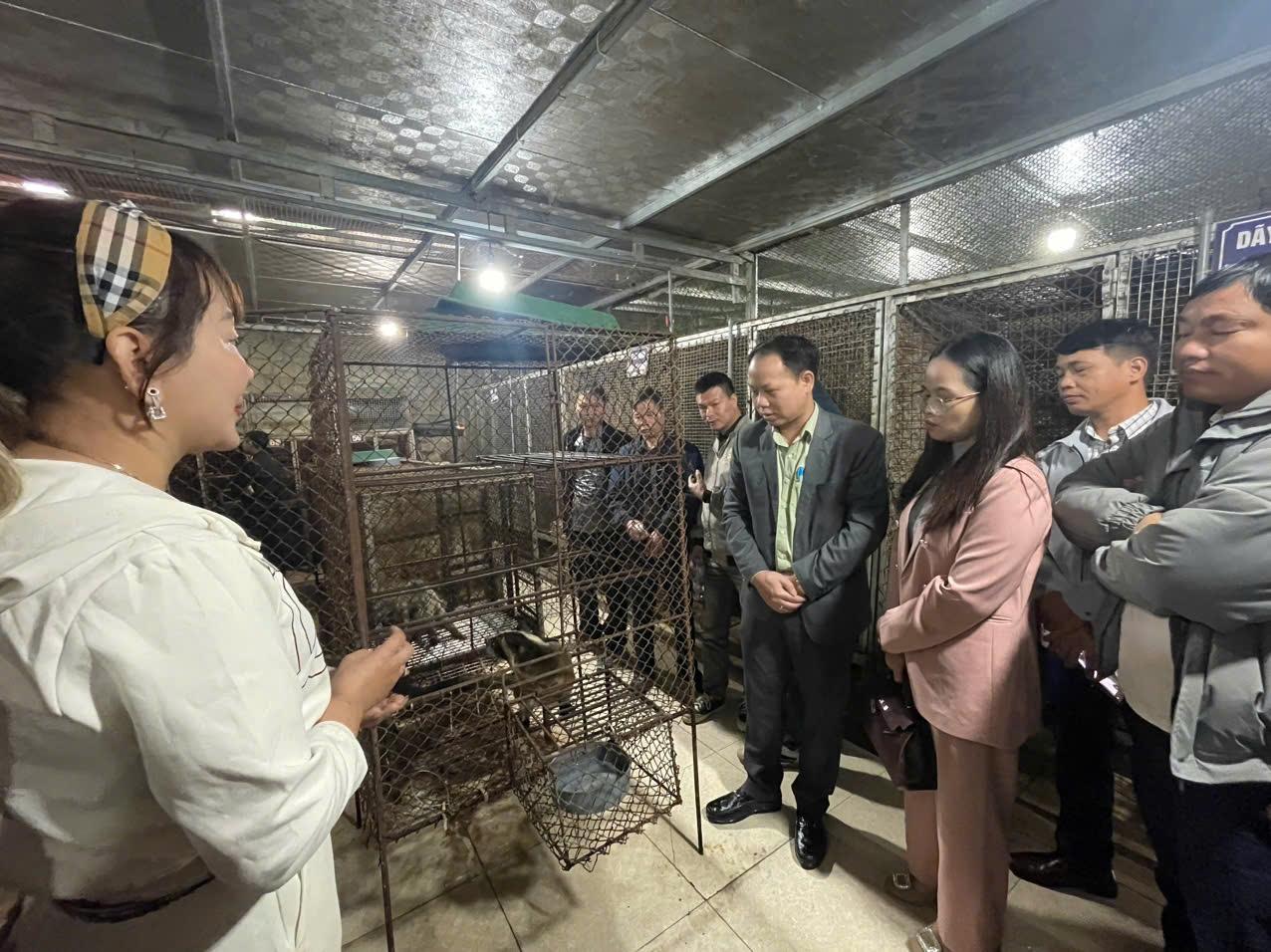 Các đại biểu được học tập kinh nghiệm mô hình phát triển kinh tế chăn nuôi chồn mang lại giá trị kinh tế cao Các đại biểu được học tập kinh nghiệm mô hình phát triển kinh tế chăn nuôi chồn mang lại giá trị kinh tế cao