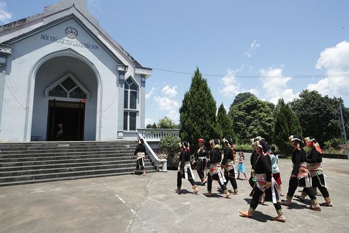 Đồng bào dân tộc Dao ở thôn Phúc Tiến, xã Vũ Sơn đi lễ tại nhà thờ của Hội thánh Tin lành khu vực huyện Bắc Sơn (Lạng Sơn). Ảnh Hoàng Hà Đồng bào dân tộc Dao ở thôn Phúc Tiến, xã Vũ Sơn đi lễ tại nhà thờ của Hội thánh Tin lành khu vực huyện Bắc Sơn (Lạng Sơn). Ảnh Hoàng Hà